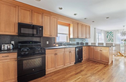 White Plains Casa | Luxury NY Retreat+Free Parking