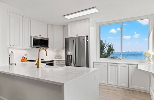 Isla del Sol Condominio | Luxury Oceanfront Oasis on Boca Ciega Bay – 2BR Isla del Sol Condo