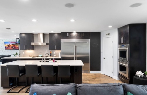 Village Grove Casa | Relájese junto a la piscina en esta propiedad de lujo completamente renovada del casco antiguo de Scottsdale.