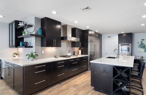 Village Grove Casa | Relájese junto a la piscina en esta propiedad de lujo completamente renovada del casco antiguo de Scottsdale.