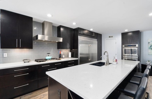 Village Grove Casa | Relájese junto a la piscina en esta propiedad de lujo completamente renovada del casco antiguo de Scottsdale.