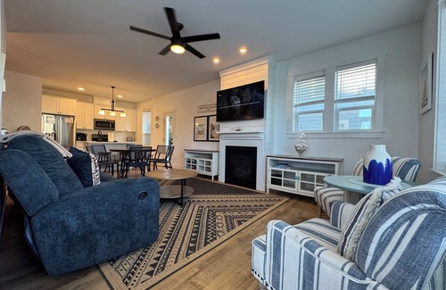 Logsden Casa | Upscale Olivia Beach Home in Lincoln City, Pet Friendly, Hot Tub, Sleeps 10.