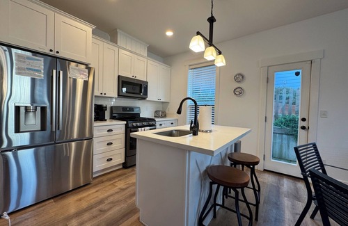 Logsden Casa | Upscale Olivia Beach Home in Lincoln City, Pet Friendly, Hot Tub, Sleeps 10.