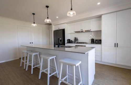 Dubbo Casa | Luxury on Lesmurdie - Close to Zoo & Golf Club