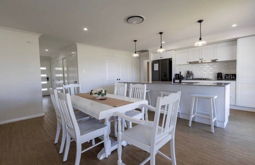 Dubbo Casa | Luxury on Lesmurdie - Close to Zoo & Golf Club