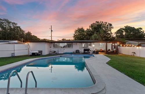 Pine Castle Casa | Casa Vacacional en Orlando 4 Habitaciones con Piscina, Gran Patio y Cerca a todo