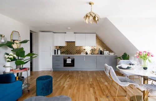 East Wittering Apartamento | Luxury Penthouse ~ Super King Bed, 5 min to Beach
