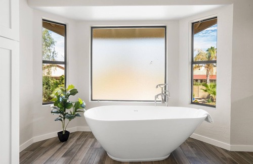 Arabian Crest Casa | Luxury Pet Friendly Home: Sport Court, Pool & Hot Tub, Putting Green, Fire Pit