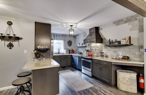 East Stroudsburg Otro | Luxury POCONO CASTLE w/ ESCAPE ROOM, Private Pond, Boats, Sauna & Hot Tub