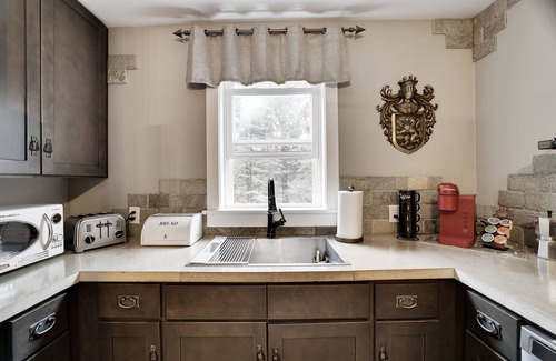 East Stroudsburg Otro | Luxury POCONO CASTLE w/ ESCAPE ROOM, Private Pond, Boats, Sauna & Hot Tub