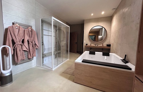 Torreilles Cama Y Desayuno | Luxury private suite, the colonial house