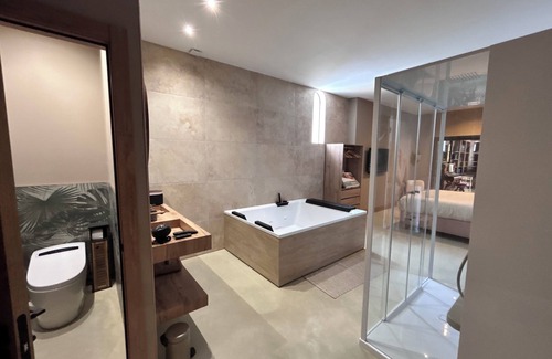 Torreilles Cama Y Desayuno | Luxury private suite, the colonial house