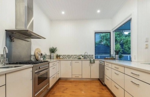 Annerley Casa | Luxury Queensland Awaits! Sleeps 8, 3 car parks