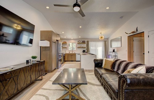 Boise Casa | Luxury ~ Remodeled ~ King bed ~ Outdoor space ~ 70" TV