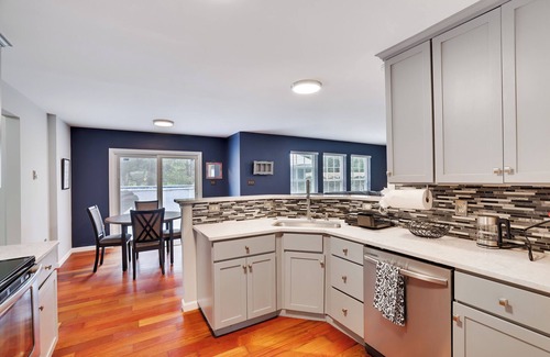 Blakeslee Casa | Luxury Rerteat , Hot Tub, Jacuzzi, Theater, Fire Pti, Lake and more, near Ski