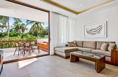 La Puntilla Apartamento | Luxury resort apartment with full kitchen, jetted tub, pools, & tennis