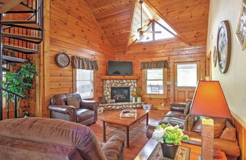 Pigeon Forge Casa | Luxury Resort Cabin, 5 min to Dollywood, Smoky Mountain Charm!
