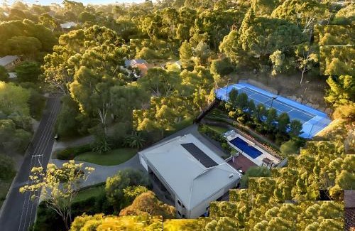 Bellevue Heights Casa | Luxury Resort Studio Apartment Retreat with Pool, Tennis & Alfresco