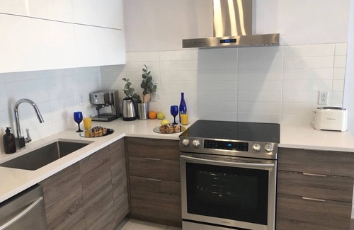 Cote-Des-Neiges—Notre-Dame-De-Grace Apartamento | Luxury retreat*brand-new*2 queen beds*gym 24/7