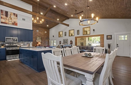 Wimberley Casa | Luxury Retreat for 28 Terracotta Bliss Getaway