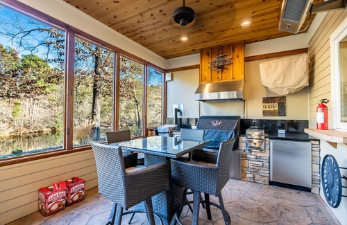 Murfreesboro Cabina | Luxury Retreat on Little Mo River, Fish From Private Docks, Kayaking, Serenity