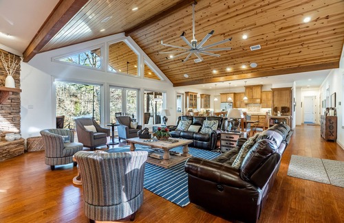 Murfreesboro Cabina | Luxury Retreat on Little Mo River, Fish From Private Docks, Kayaking, Serenity