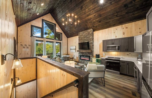 Sevierville Cabina | Luxury Retreat / Hot Tub / Lake Views / Game Room