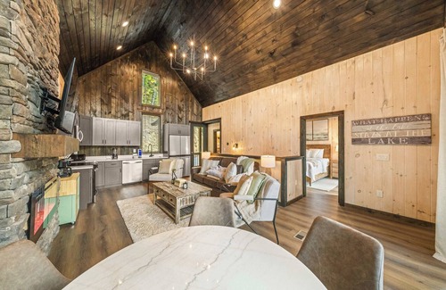 Sevierville Cabina | Luxury Retreat / Hot Tub / Lake Views / Game Room