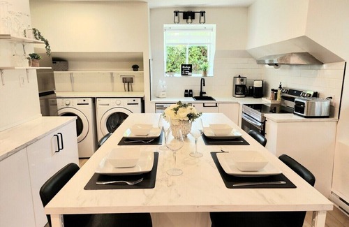 Quartier 5-4 Apartamento | Luxury Retreat with Hot Tub | EV Charger & Parking