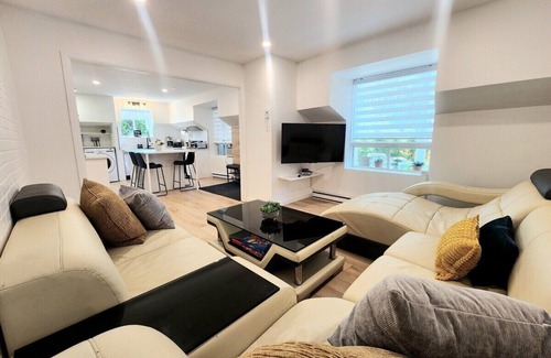 Quartier 5-4 Apartamento | Luxury Retreat with Hot Tub | EV Charger & Parking