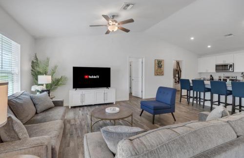 Mariner Casa | Luxury Retreat with Heated Saltwater Pool and Big Patio Perfect for 2 families