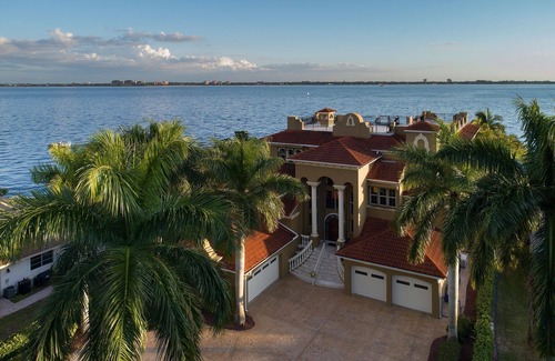 Yacht Club Casa | SWFL Rentals - The Winslet Estate - Impresionante 6800 Sq. Pie. Finca de lujo en el río Caloosahatchee