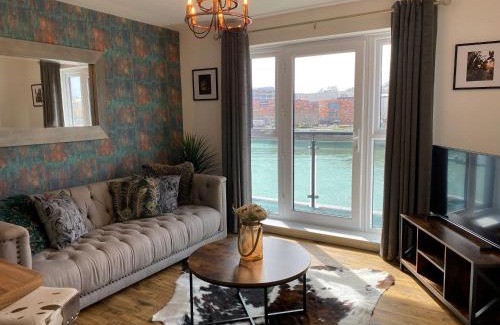 Newport Apartamento | Luxury Riverfront Apartment