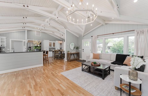 Roseburg Casa | Luxury Riverfront Escape- Hot tub & Fire Pit