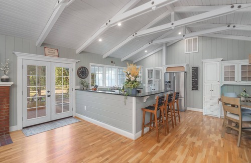 Roseburg Casa | Luxury Riverfront Escape- Hot tub & Fire Pit