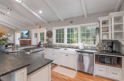 Roseburg Casa | Luxury Riverfront Escape- Hot tub & Fire Pit