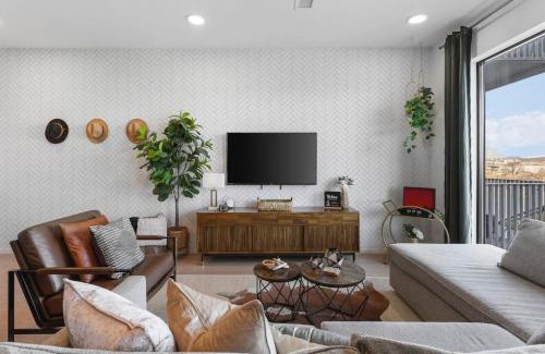 North Capitol Casa | Luxury Riverview Condo with Patio Walk to Broadway