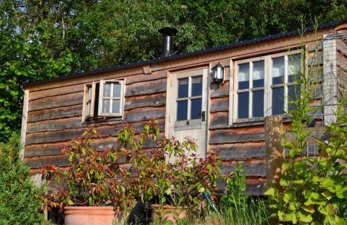 Belluton Chalet De Esquí | Luxury, rural Shepherds Hut with hot tub nr Bath