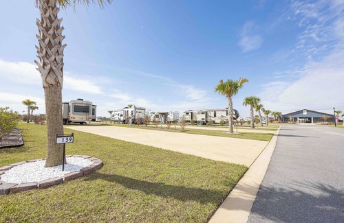Foley Alquiler De RV | Luxury RV Lot 139 at Grand Riviera Resort in Foley, AL