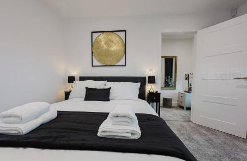 Westbrook Casa | Luxury Seaside Home Parking, Sleeps 8 By Adliv