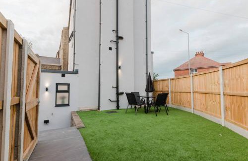 Westbrook Casa | Luxury Seaside Home Parking, Sleeps 8 By Adliv