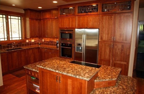 Blue River Casa | Lujo Ski House - Vistas, privacidad, bañera de hidromasaje, 7 minutos de la ciudad, capacidad para 10 a 12