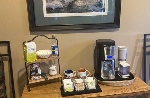 Blue River Casa | Lujo Ski House - Vistas, privacidad, bañera de hidromasaje, 7 minutos de la ciudad, capacidad para 10 a 12