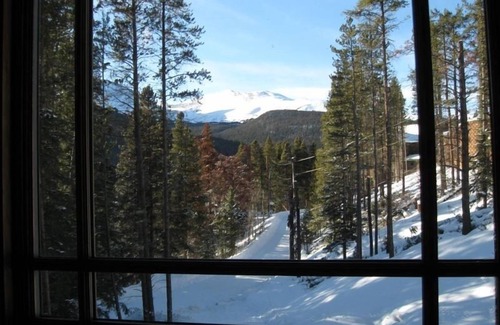 Blue River Casa | Lujo Ski House - Vistas, privacidad, bañera de hidromasaje, 7 minutos de la ciudad, capacidad para 10 a 12