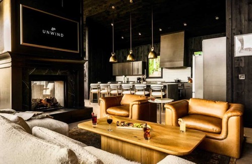 Gatlinburg - Pigeon Forge Cabina | Luxury Smokies Retreat / Theatre / Pool / Hot tub