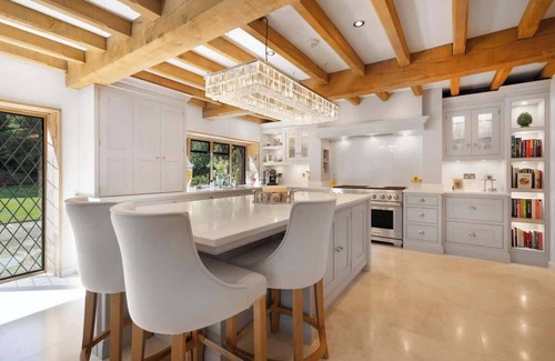 Windlesham Casa | Luxury Stay w/ Pool, Hot Tub, Gym & Garden