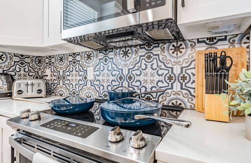 Tampa Heights Casa | Modern Oasis Downtown Tampa - Stylish 3BD Retreat