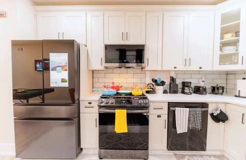 Orange Casa | Luxury Suite - Jacuzzi,Parking, Self Check-in & WiFI