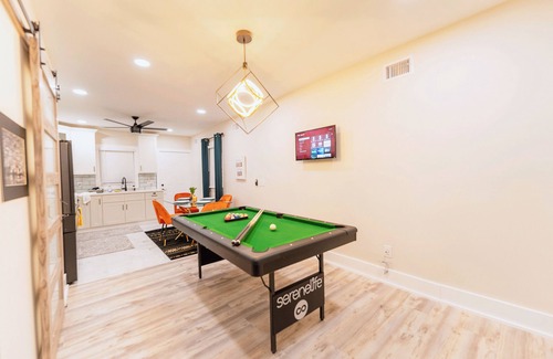 Orange Casa | Luxury Suite - Jacuzzi,Parking, Self Check-in & WiFI