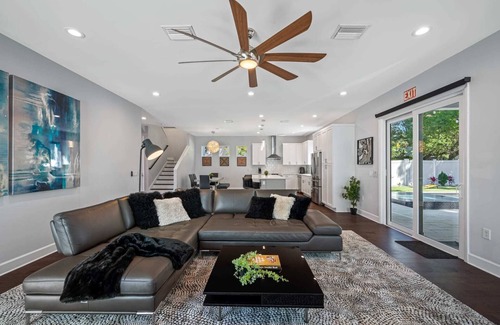 Riverside Heights Cabaña | Luxury Tampa Home w/ Pool, Jacuzzi & Amenities